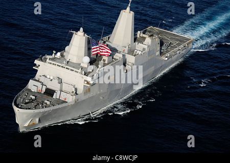 Le quai de transport amphibie USS San Antonio (LPD 17) transits le golfe d'Aden t Banque D'Images