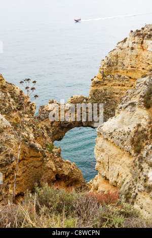 Portugal Algarve Lagos , , , les falaises de Ponta da Piedade , & sea seascape avec motor yacht & le trou de falaise Banque D'Images