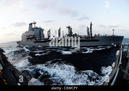 Le ravitaillement de la flotte militaire commande de réapprovisionnement oiler USNS Tippecanoe (T-AO 199) Banque D'Images