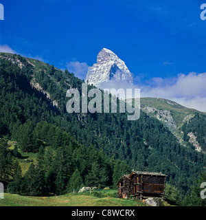 'Mazot' raccard greniers et le pic du Cervin Zermatt Valais Suisse Banque D'Images