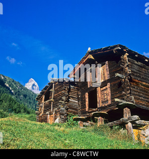 'Mazot' raccard greniers et le pic du Cervin Zermatt Valais Suisse Banque D'Images