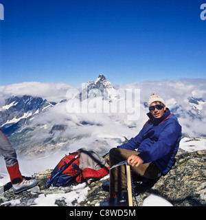 Climber en face du sommet du Cervin Zermatt Valais Suisse Europe Banque D'Images