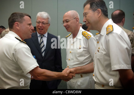 Vice-amiral. Bill Gortney, commandant des Forces maritimes combinées, accueille la marine turque Adm arrière. Caner Bener Banque D'Images