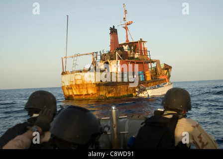 Les membres d'une visite, un conseil, une perquisition et saisie (VBSS) Équipe du croiseur lance-missiles USS Gettysburg (CG 64) Banque D'Images