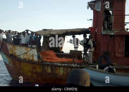 Les membres d'une visite, un conseil, une perquisition et saisie (VBSS) Équipe du croiseur lance-missiles USS Gettysburg (CG 64) Banque D'Images