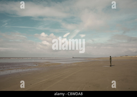 Antony Gormley statue en un autre lieu, Crosby Beach, Liverpool, Royaume-Uni Banque D'Images