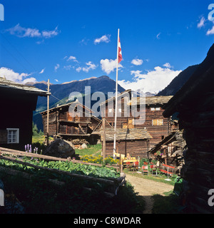 Maisons en bois traditionnel Zum Voir hameau près de Zermatt Valais Suisse Banque D'Images