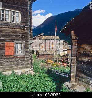 Maisons en bois traditionnel Zum Voir hameau près de Zermatt Valais Suisse Banque D'Images