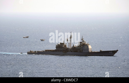 USS Anzio (CG 68) déploie sa visite Board recherche et saisie (VBSS) équipe d'effectuer les opérations d'embarquement Banque D'Images