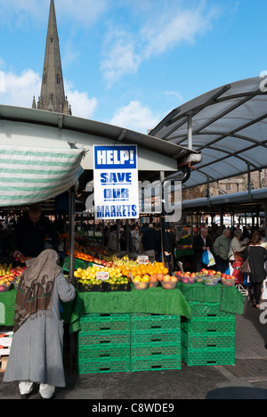 Les fruits et légumes pour la vente dans le marché en plein air de Bull Ring à Birmingham Banque D'Images