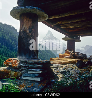 Piliers d'un raccard grange et le Cervin près de Zermatt Valais Suisse Banque D'Images