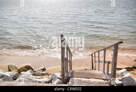 Ancien escalier en bois menant vers la mer Banque D'Images