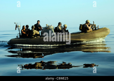 Les membres de la visite, un conseil, une équipe de recherche et de saisie affectés à l'USS croiseur lance-missiles Chosin Banque D'Images