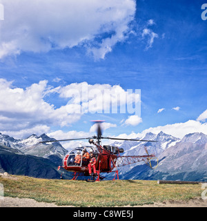 Alouette II de sauvetage par hélicoptère sur l'héliport de la Montagne Zermatt Valais Suisse Banque D'Images