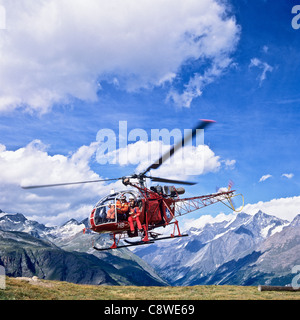 Alouette II de sauvetage par hélicoptère au décollage et à l'héliport de la Montagne Zermatt Valais Suisse Europe Banque D'Images