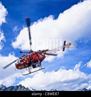 Alouette II de sauvetage par hélicoptère en vol Zermatt Valais Suisse Banque D'Images