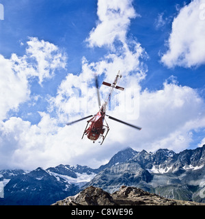 Alouette II de sauvetage par hélicoptère en vol Zermatt Valais Suisse Banque D'Images