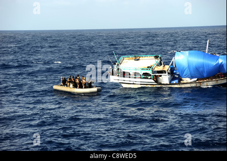 Croiseur lance-missiles USS San Jacinto (CG 56) approche d'un boutre suspect. Banque D'Images