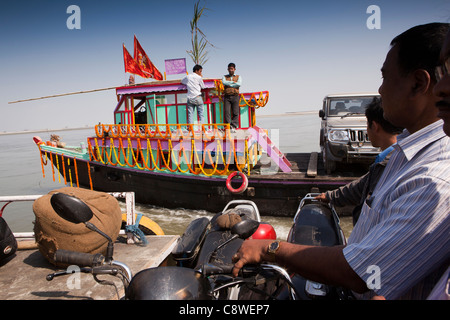 L'Inde, de l'Assam, décorées ferries traversant Brahmapoutre de Kumba à Sonarigaon Banque D'Images