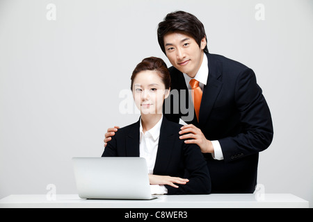 Asian Businessman And Businesswoman With Laptop Banque D'Images