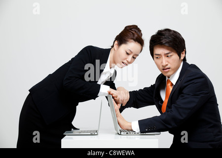 Asian Businesswoman Peeking man' s d'ordinateurs portables Banque D'Images
