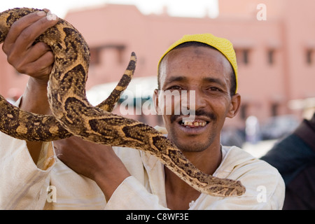 Un Charmeur de serpent dans Marrakech Maroc pour vos réceptions les touristes sur la place principale, la place Jamaâ El Fna. Banque D'Images