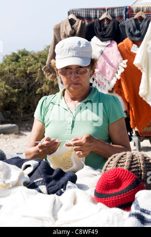 Portugal Algarve Cap Cap Saint St Vincent vieille dame crochet tricot hat sur vêtements tricotés en attente pour les clients de décrochage Banque D'Images