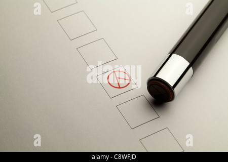 Un stylo et un symbole dans une case sur une feuille de papier Banque D'Images