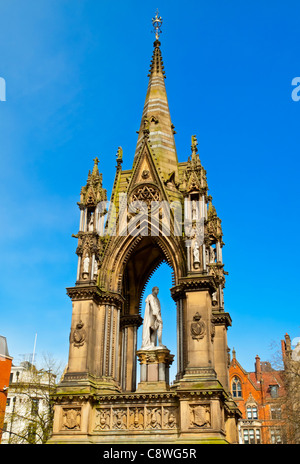 L'Albert Memorial à Albert Square Manchester conçu par Matthew Noble et Thomas Worthington dans les années 1860 Banque D'Images