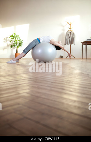 Asian Woman Doing Exercise sur Pilates Ball Banque D'Images