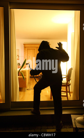 Cambrioleur dans une maison privée. Le cambriolage nocturne. Par effraction dans une chambre pour vos objets en acier. Banque D'Images