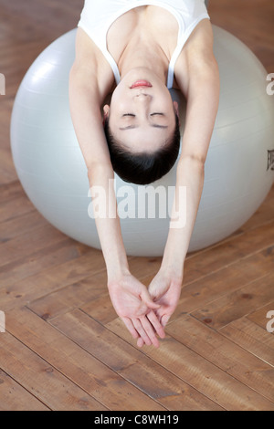 Asian Woman Doing Exercise sur Pilates Ball Banque D'Images