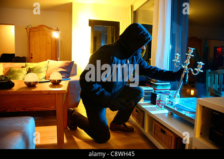 Cambrioleur dans une maison privée. Le cambriolage nocturne. Par effraction dans une chambre pour vos objets en acier. Banque D'Images