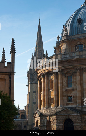 Radcliffe Camera et Eglise St Mary the Virgin, l'Université d'Oxford, Oxford, Oxfordshire, Angleterre. Banque D'Images