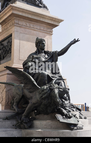 Venise - Victor Emmanuel II statue, représentation de la victoire et le lion ailé de Venise. Riva del Schiavoni. Banque D'Images