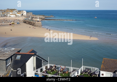 St Ives Harbour Beach marée basse banc avec Look Out Pedn-Olva au premier plan, Cornwall UK. Banque D'Images