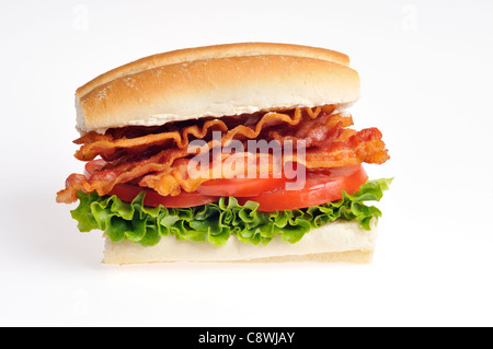 Bacon laitue et tomate sandwich BLT dans un rouleau, sur fond blanc. Banque D'Images