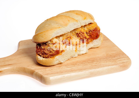 Meatball sub avec du fromage et de la sauce tomate sur blanc sur un rouleau hoagie conseil deli bois Banque D'Images