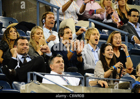 Cliff Richards dans backheadphones Christine Taylor Ben Stiller Owen Wilson US OPEN 2011 participation au Championnat de Tennis - MON Banque D'Images