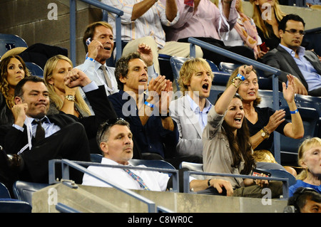 Cliff Richards dans backheadphones Christine Taylor Ben Stiller Owen Wilson US OPEN 2011 participation au Championnat de Tennis - MON Banque D'Images