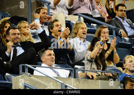 Cliff Richards dans backheadphones Christine Taylor Ben Stiller Owen Wilson US OPEN 2011 participation au Championnat de Tennis - MON Banque D'Images
