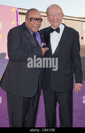 Quincy Jones, Alfred E. Mann présents pour la Alfred Mann Foundation Gala annuel Black-Tie, Barker Hangar, Santa Monica, Banque D'Images