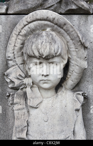 Sculpture sur tombe du cimetière de Passy, Paris, France Banque D'Images