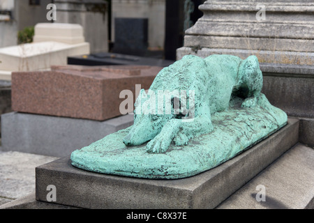 Statue de chien reposant sur tombe du cimetière de Passy, Paris, France Banque D'Images