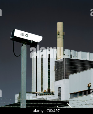 Caméra de surveillance CCTV en dehors de Dungeness B réacteur avancé refroidi au gaz (AGR) centrale nucléaire, Kent. Banque D'Images