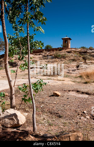 Clocher et cimetière de l'église de rupestres à Wukro Chirkos, Mekele, du Tigré, dans le Nord de l'Éthiopie, l'Afrique. Banque D'Images