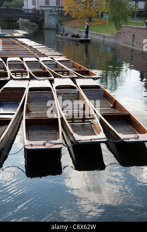 Plates alignés prêts à embaucher au Scudamores boatyard Quayside Cambridge Angleterre UK Banque D'Images