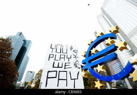 "Vous jouer nous payer', affiche de l'Occuper mouvement Francfort Banque D'Images