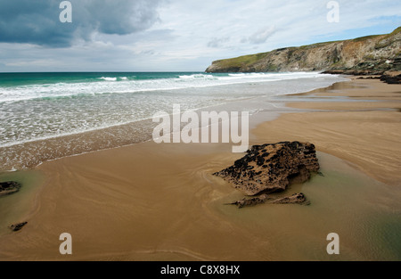 Une plage de rochers à marée basse sur la côte nord des Cornouailles. Banque D'Images