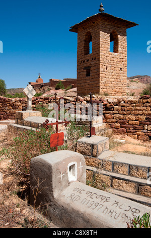 Clocher et cimetière de l'église de rupestres à Wukro Chirkos près de Mekele, du Tigré, dans le Nord de l'Ethiopie, l'Afrique. Banque D'Images